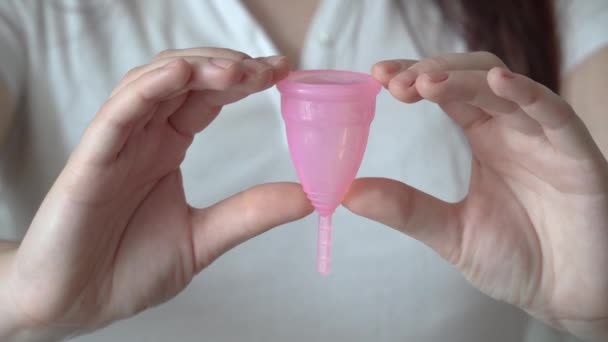 Крупним Планом Молода Жінка Тримає Багаторазову Силіконову Менструальну Чашку Концепція — стокове відео