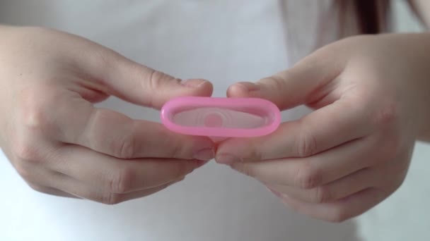 Close Uma Jovem Mulher Mão Dobrável Copo Menstrual Silicone Reutilizável — Vídeo de Stock