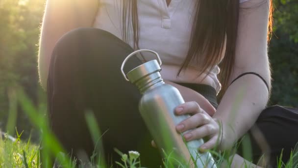 Mulher Segurando Durável Garrafa Aço Inoxidável Reutilizável Alta Qualidade Enquanto — Vídeo de Stock