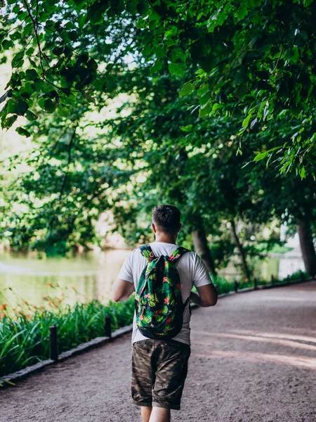 Sofia Park Uman Hombre Con Una Mochila Camina Por Terraplén — Foto de Stock