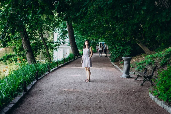 Sofia Park Uman Egy Lány Egy Nyári Táblán Park Sikátorában — Stock Fotó