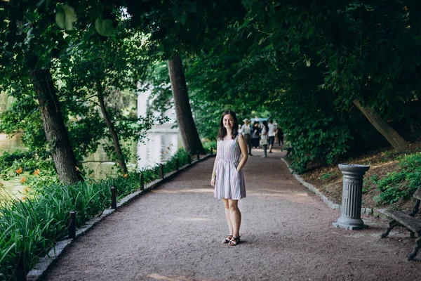 Sofia Park Uman Egy Lány Egy Nyári Táblán Park Sikátorában — Stock Fotó