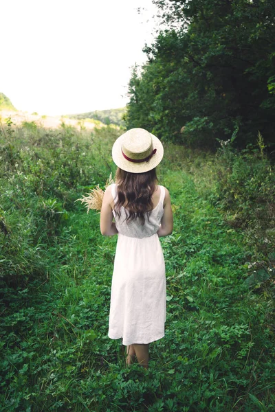 Egy Lány Kalapban Sundress Ben Városon Kívül Egy Fiatal Egy — Stock Fotó