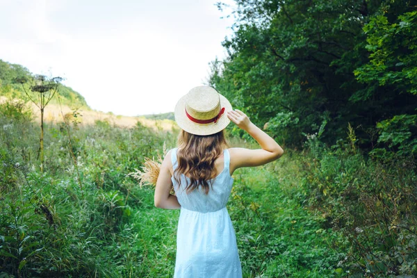 Mujer Joven Con Pelo Rizado Sombrero Chica Delgada Sombrero Con — Foto de Stock