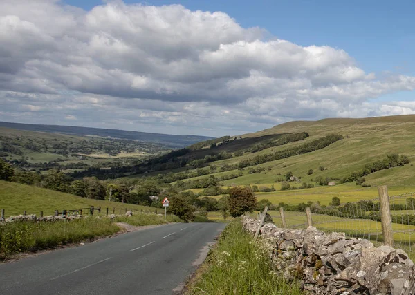 Vue sur Dales et en bas de la colline bordée par un mur de pierre dans le Yorkshire dales — Photo