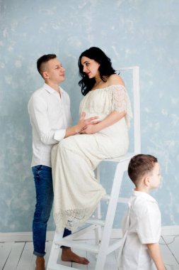 hamile kadın ve çocuk stüdyoda poz ile mutlu çift