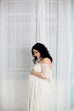 Moda portre içinde beyaz mutlu hamile kadın