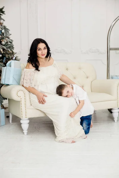 Bela Mãe Com Filho Sofá Perto Árvore Xmas — Fotografia de Stock