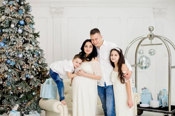 Família Feliz Sentado Perto Árvore Natal Noite Natal — Fotografia de Stock