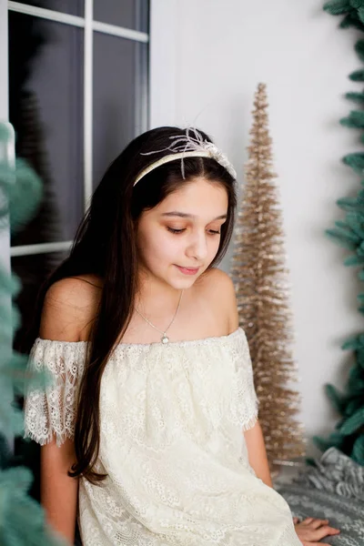 Menina Adolescente Bonita Perto Janela Véspera Natal — Fotografia de Stock