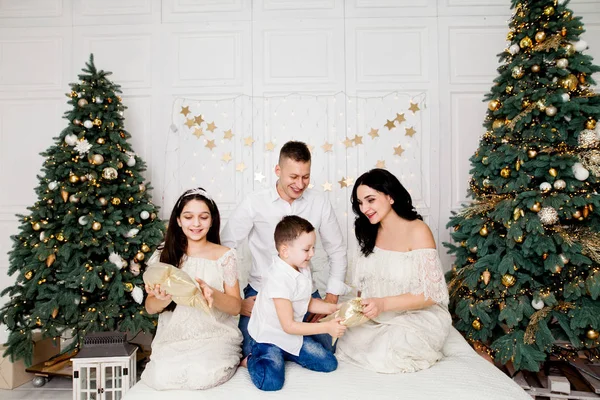 Pais Crianças Cama Véspera Natal — Fotografia de Stock