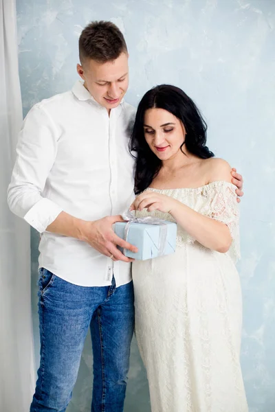 Casal Feliz Com Mulher Grávida Vestido Branco Cadeira — Fotografia de Stock