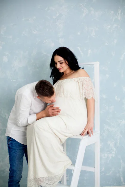 Casal Feliz Com Mulher Grávida Vestido Branco Cadeira — Fotografia de Stock