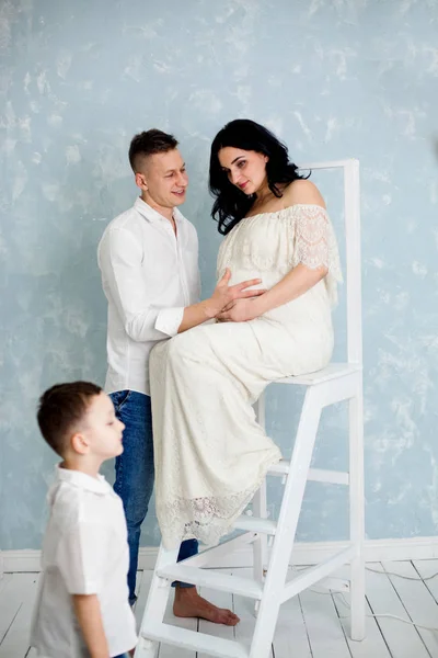 Casal Feliz Com Mulher Grávida Criança Posando Estúdio — Fotografia de Stock