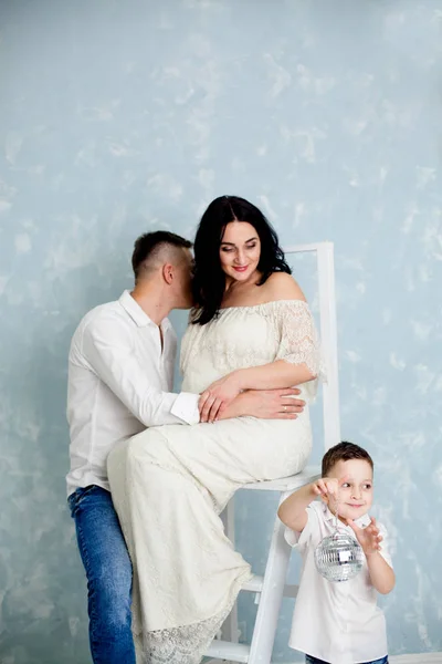 Casal Feliz Com Mulher Grávida Criança Posando Estúdio — Fotografia de Stock