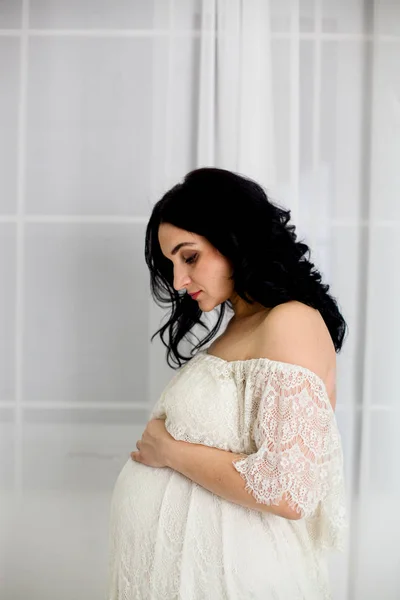 Retrato Moda Mujer Embarazada Feliz Vestido Blanco — Foto de Stock