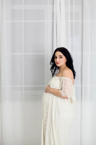 Moda Portre Içinde Beyaz Mutlu Hamile Kadın — Stok fotoğraf
