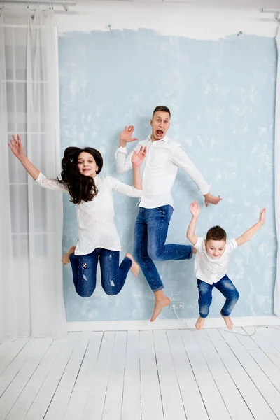 Jovem Pai Divertir Com Filha Filho — Fotografia de Stock