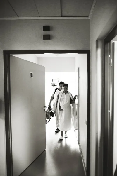 Беременная Женщина Муж Покидают Палату Больницы Женщины Омлет Ранит — стоковое фото