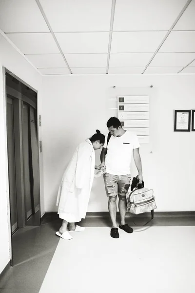 Marido Sua Esposa Grávida Estão Esperando Por Elevador Hospital Materno — Fotografia de Stock