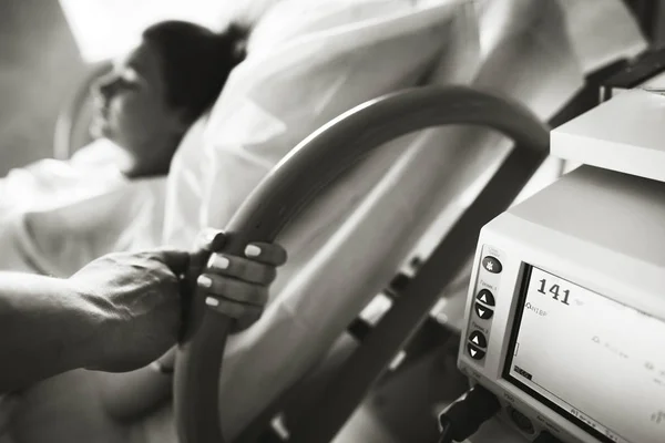 Άντρας Κρατάει Στο Χέρι Της Έγκυος Γυναίκα Στο Νοσοκομείο Λίγο — Φωτογραφία Αρχείου