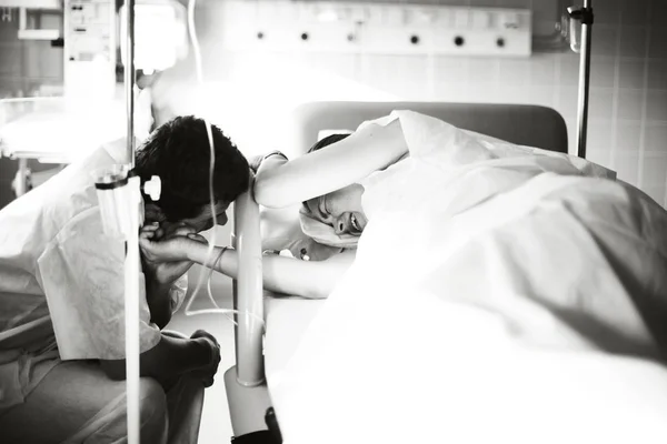Marido Segura Mão Sua Esposa Grávida Hospital Pouco Antes Nascimento — Fotografia de Stock