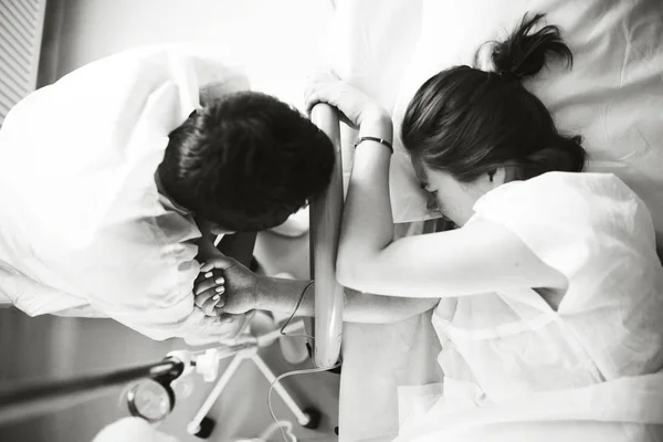 Young Woman Giving Birth Her Husband Ward — Stock Photo, Image