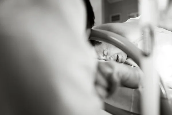 Man Houdt Hand Voor Zijn Zwangere Vrouw Het Ziekenhuis Kort — Stockfoto