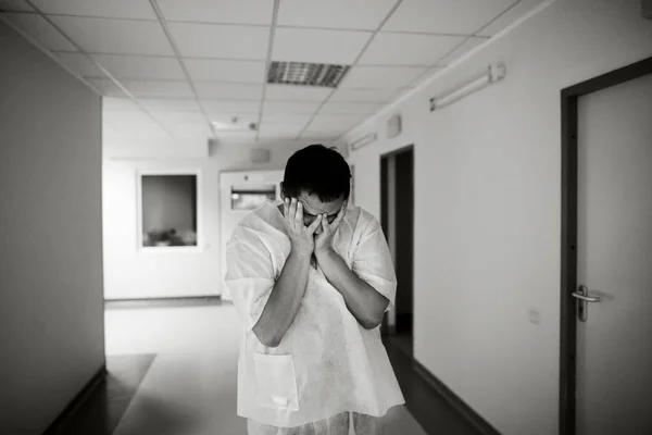 Hombre Llorando Hospital — Foto de Stock