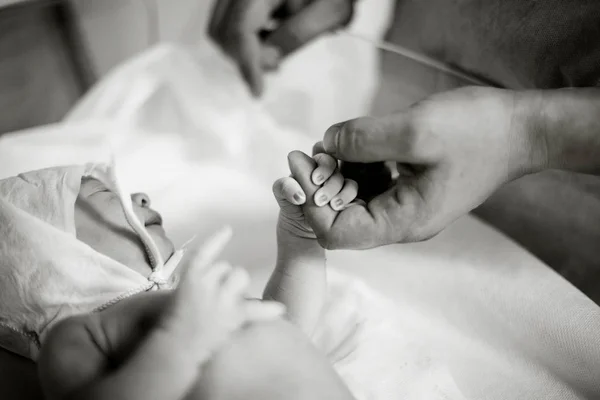 Руки, що тримають новонароджену дитину — стокове фото