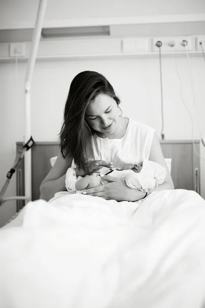 Mutter Hält Ihr Kleines Neugeborenes Schwarz Weiß — Stockfoto