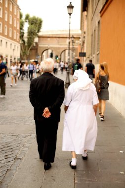 Roma'da yürüyen yaşlı çift