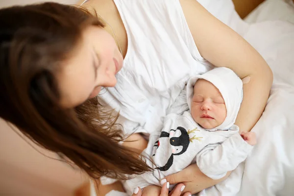 Anne Doğumdan Sonra Bebeğini Hastanede Kucağına Alıyor — Stok fotoğraf