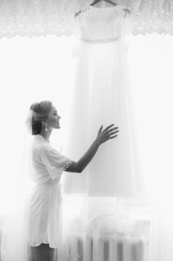 Gelin gelinlik dokunuyor. Siyah fotoğraf.