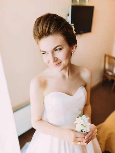白のミニ花束を保持しているかなりの花嫁の上記のビュー. — ストック写真