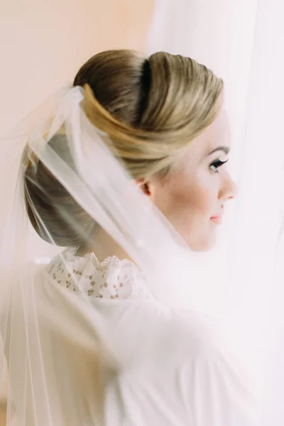 Tampilan samping dari gaya rambut pengantin wanita dihiasi dengan kerudung . — Stok Foto