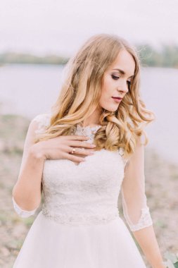 Yakın çekim duyarlı bir kenara seyir gelin portresi.