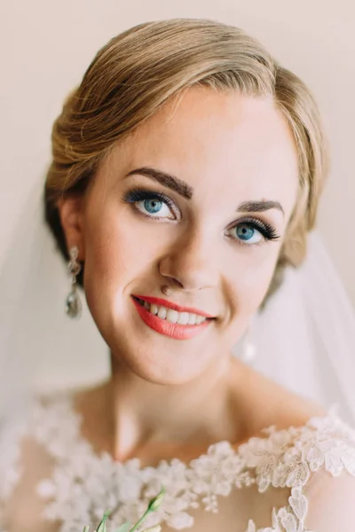 Närbild porträtt av den vackra leende bruden med blå ögon. — Stockfoto