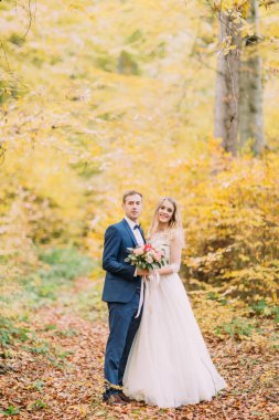 Sonbahar ormanda vakit yeni evliler tam uzunlukta görünümünü.