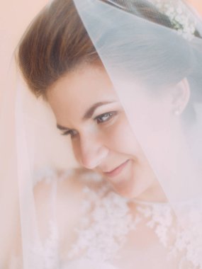 Gelin ve onun yüzüne peçe yan portre.