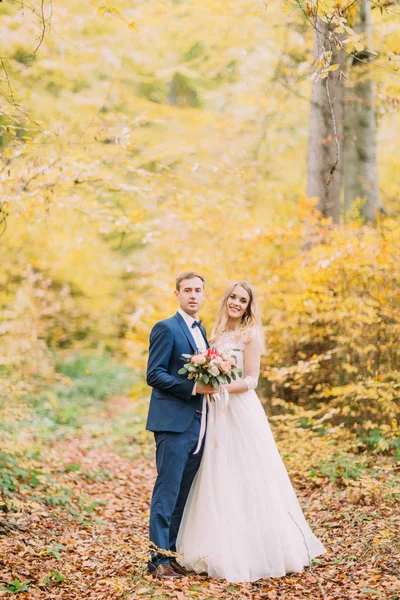 Visão completa dos recém-casados que passam o tempo na floresta de outono . — Fotografia de Stock