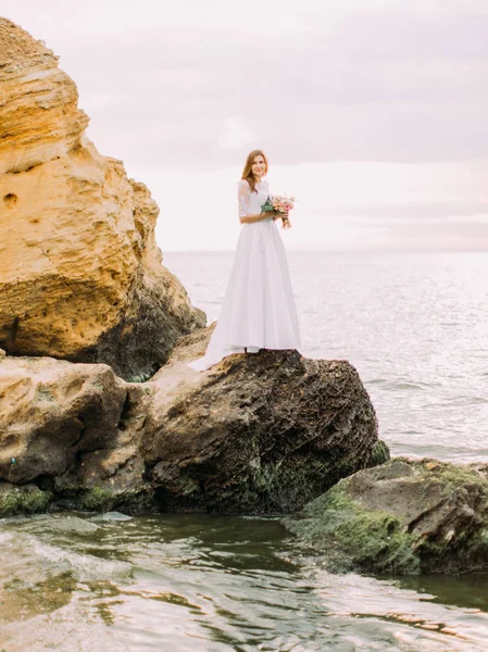 La foto completa del in piedi sulla sposa scogliera sullo sfondo del mare . — Foto Stock