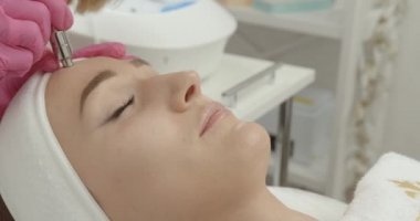 Güzel kadın elmas mikrodermabrazyon ve yordam güzellik salonunda peeling cilt bakımı alıyor. Cilt Bakımı ve sağlık. 4 k görüntüleri