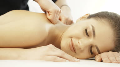 Cilt Bakımı ve sağlık kavramı. Rahat kadın Masaj Spa Salon 4 k memnuniyeti tedavi yakın çekim zevk alma gülümsedi.