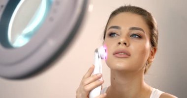 Porselen cilt ve doğal makyaj büyüleyici genç çekici kadın yüzünü ızgaralı yüz aracı ile mesajlaşma.