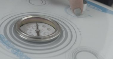 Ellerini kullanarak modern kozmetik güzellik uzmanı, yüz bakımları ve damond mikrodermabrazyon için birleştirir. Cilt Bakımı ve sağlık kavramı. 4 k görüntüleri.