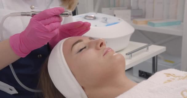 Huidverzorging en behandeling. De vacuüm microdermabrasie voor de mooie vrouw om te beschermen tegen rimpels in de schoonheidssalon. 4 k-beeldmateriaal. — Stockvideo