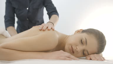 Elinde kadın masajı sırt masajı sağlıklı porselen cilt ve doğal makyaj ile genç ve güzel kadın için yapıyoruz. 4 k görüntüleri.