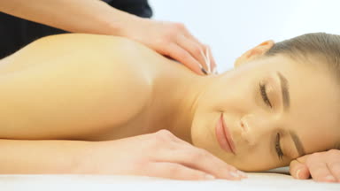 Doğal makyaj sırt masajı spa salonda alma memnun çekici kadınla yakın çekim portresi. 4 k görüntüleri.