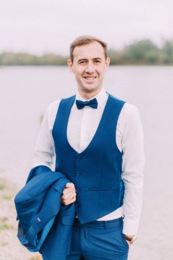 Neşeli damat. Varoluş portre. Plaj konumu.